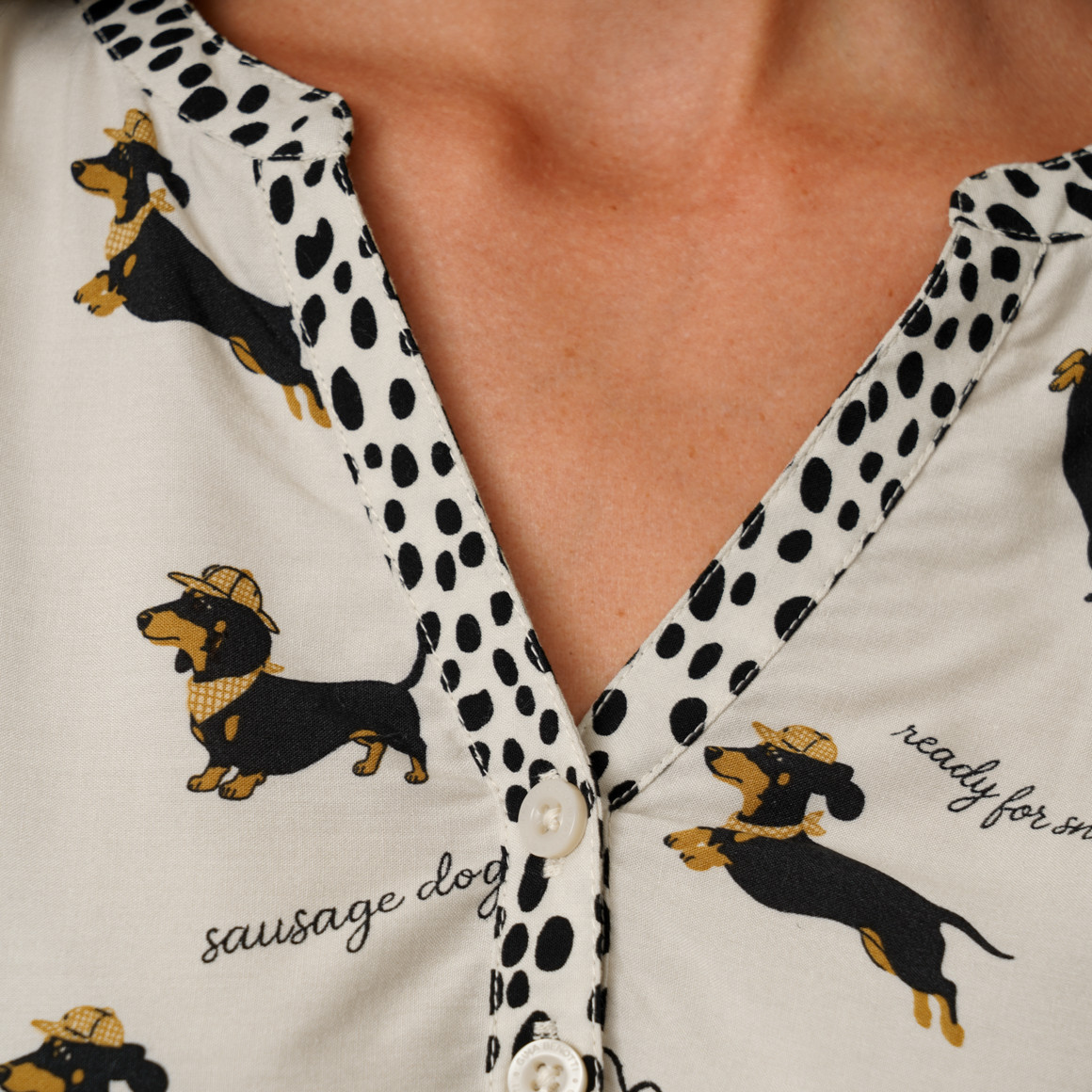 Damesblouse met all-overprint van teckels