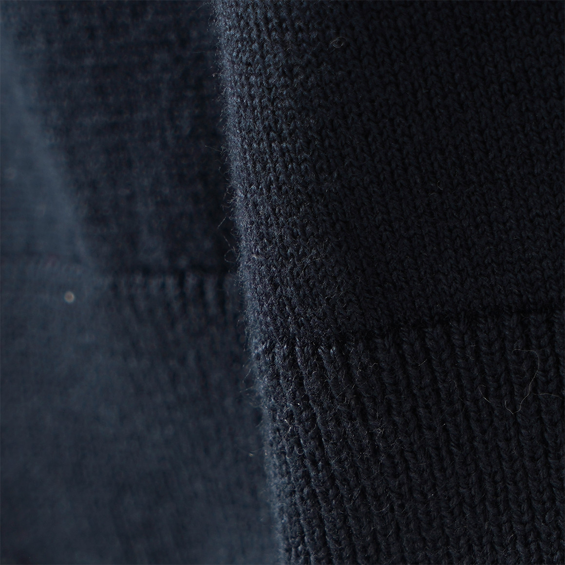 Jungen Strickpoloshirt mit kleiner Stickerei