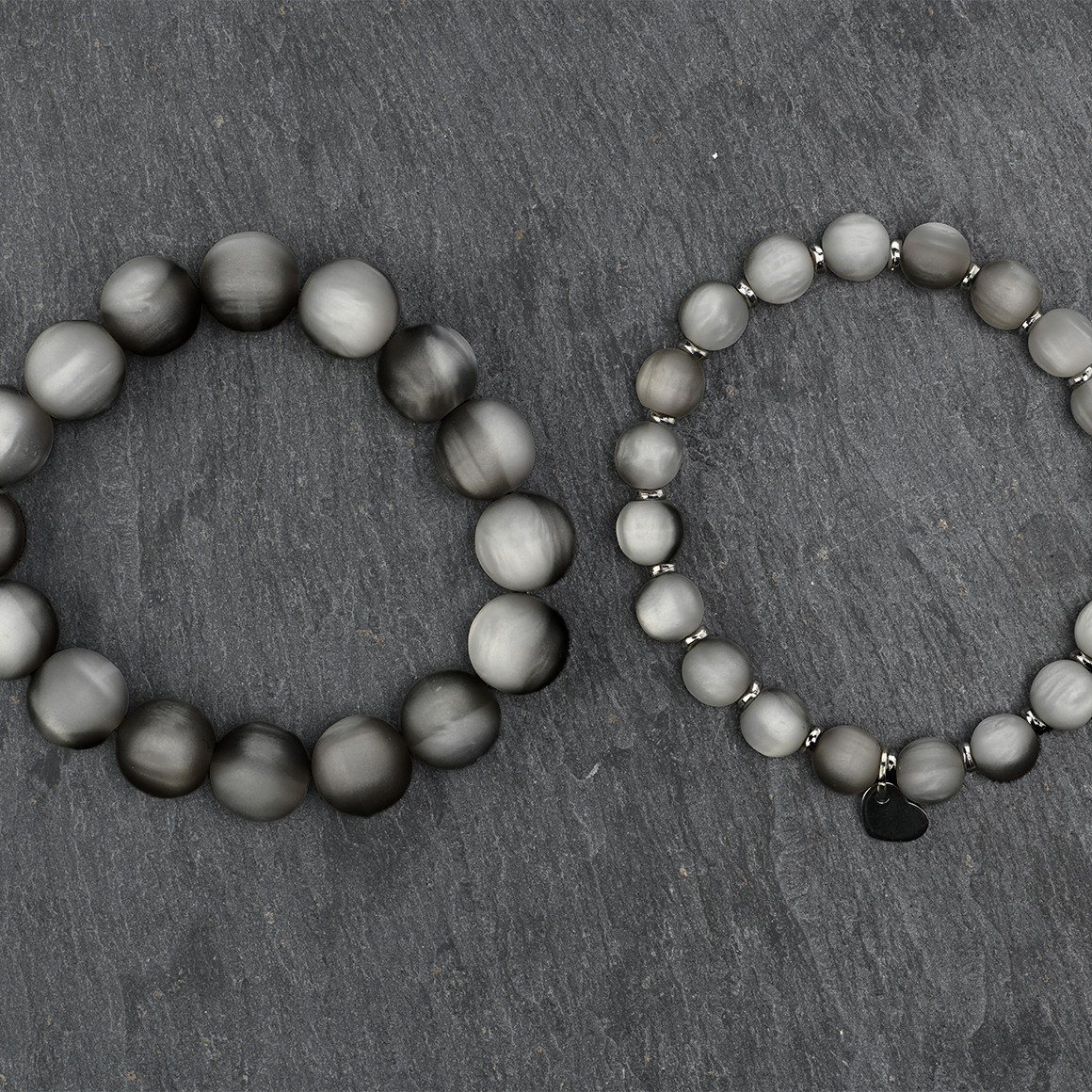 2 damesarmbanden met een matte afwerking
