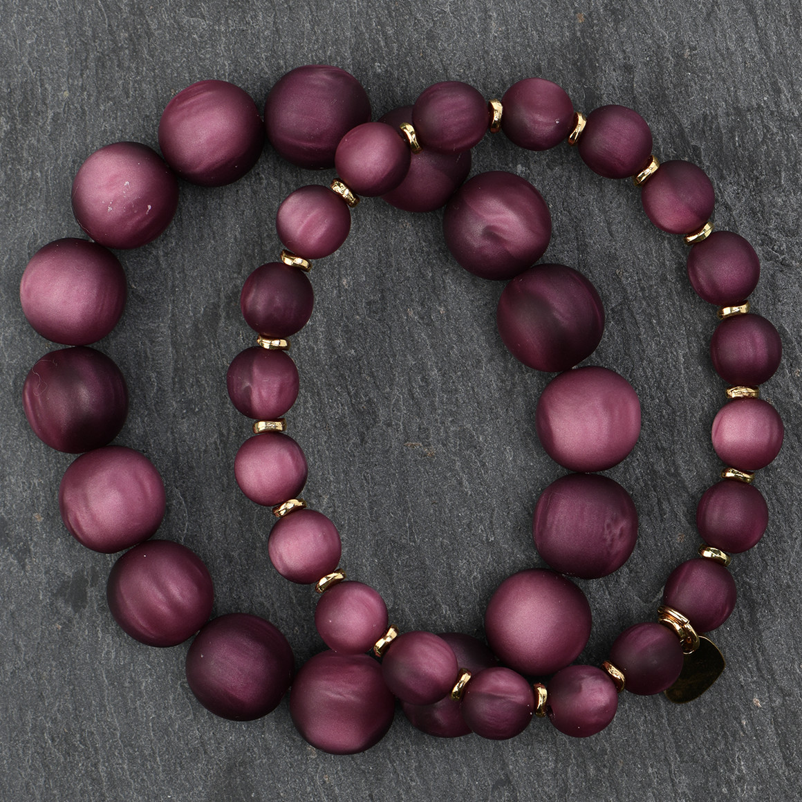 2 damesarmbanden met een matte afwerking