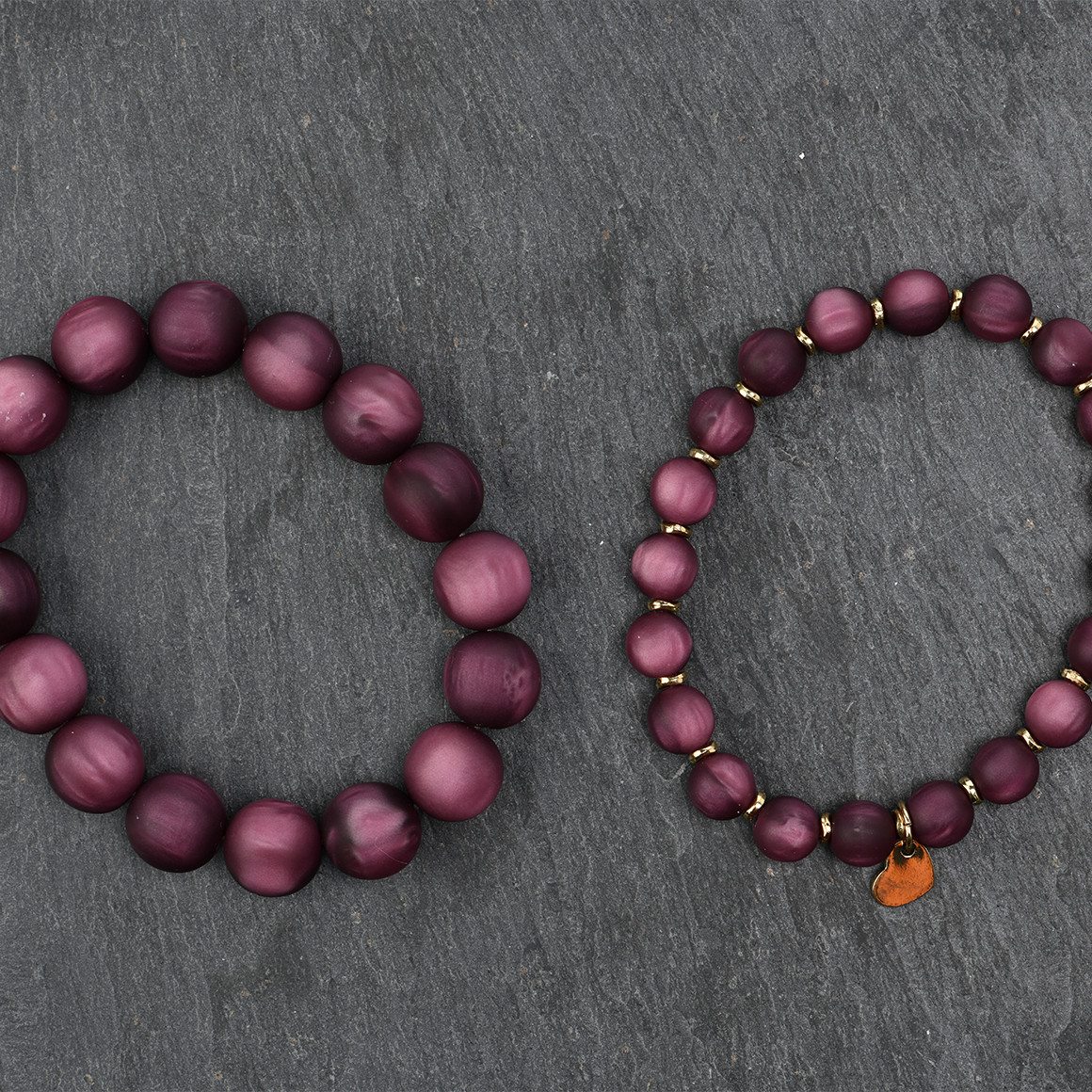 2 damesarmbanden met een matte afwerking