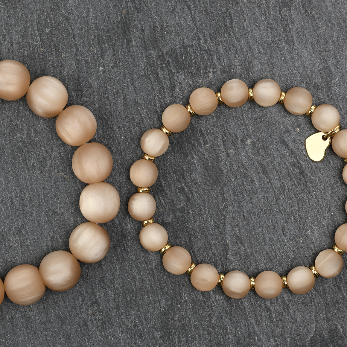 2 damesarmbanden met een matte afwerking