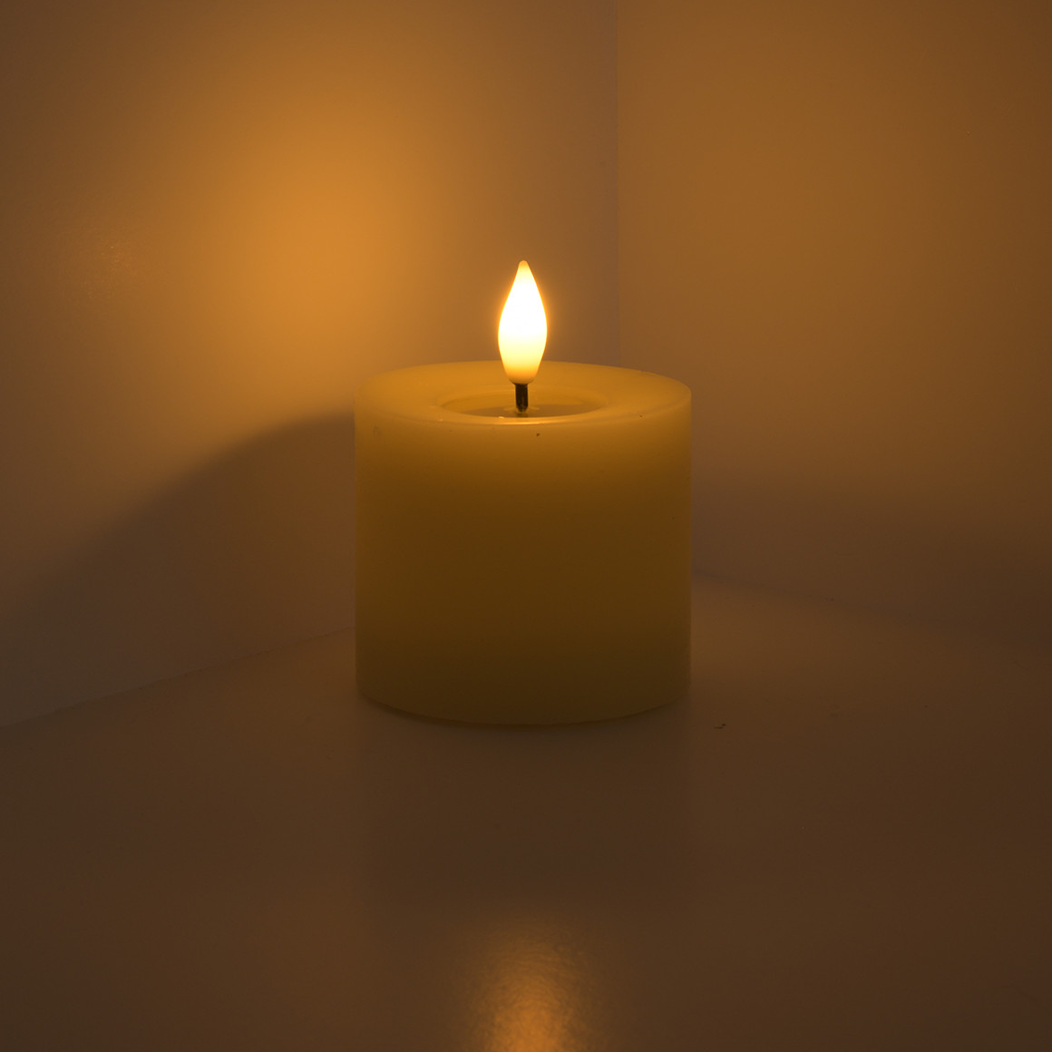 Kleine LED Wachskerze mit Flammeneffekt