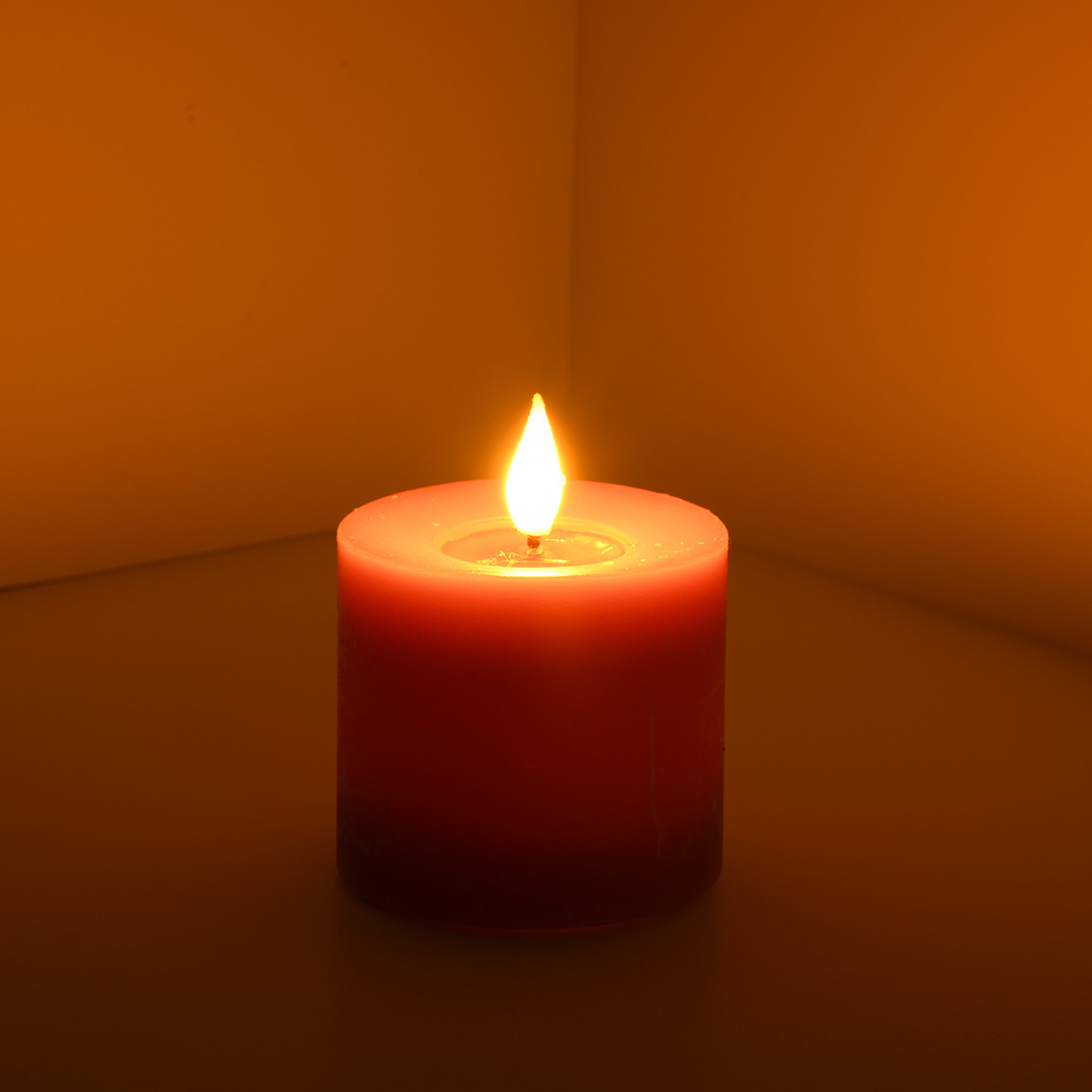 Kleine LED Wachskerze mit Flammeneffekt