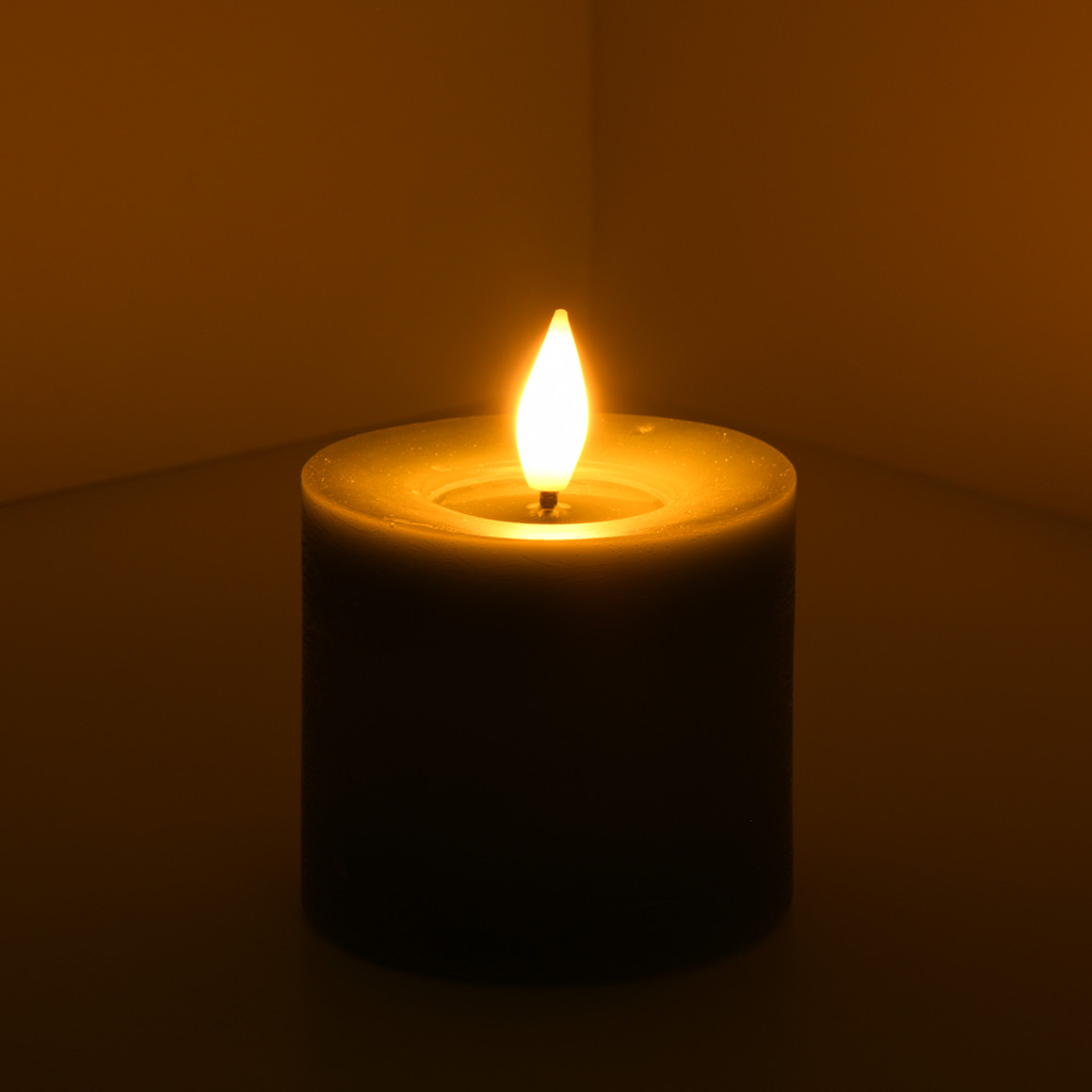 Kleine LED Wachskerze mit Flammeneffekt