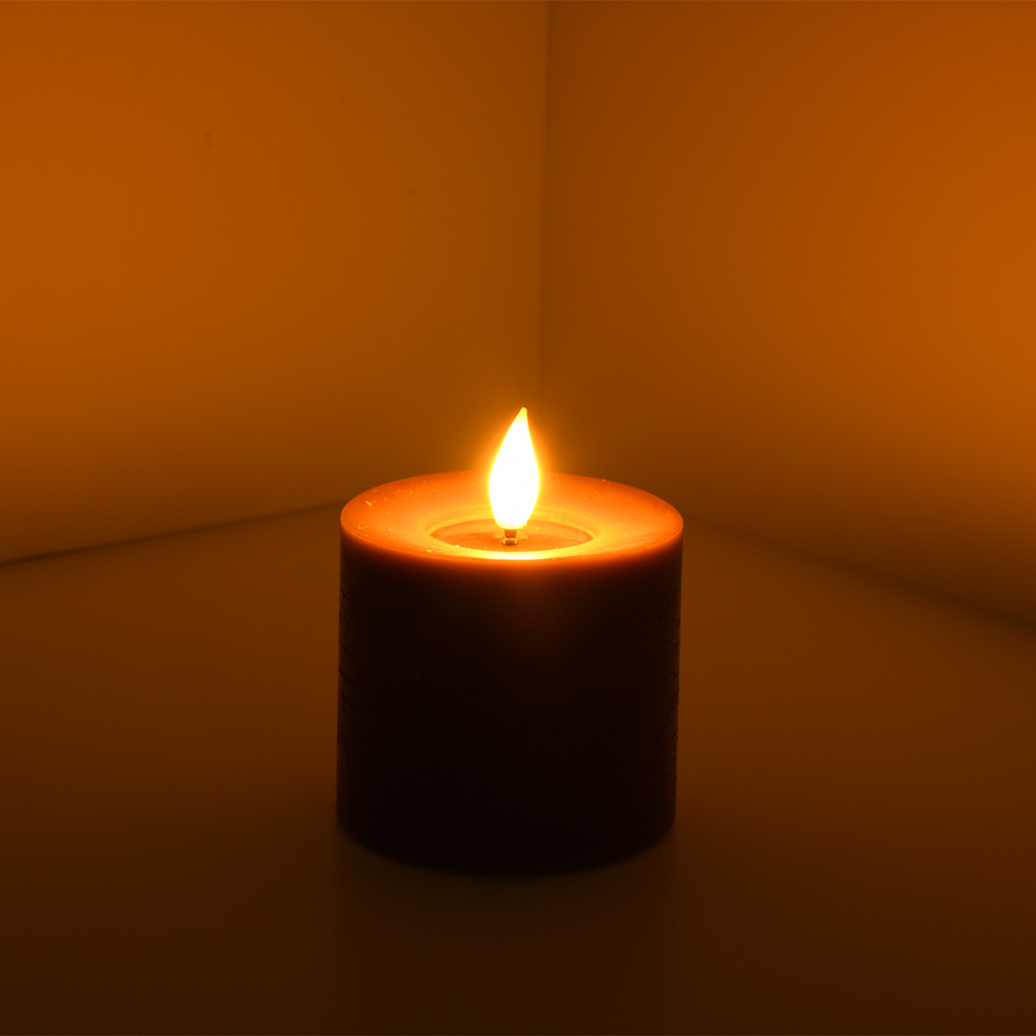 Kleine LED Wachskerze mit Flammeneffekt