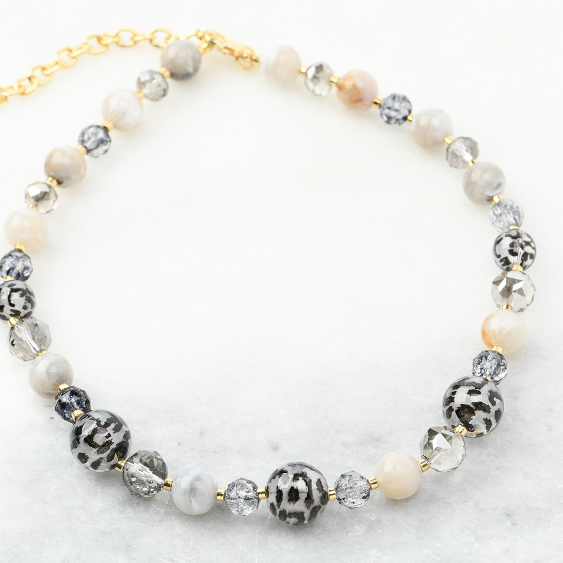 Damesketting met parels
