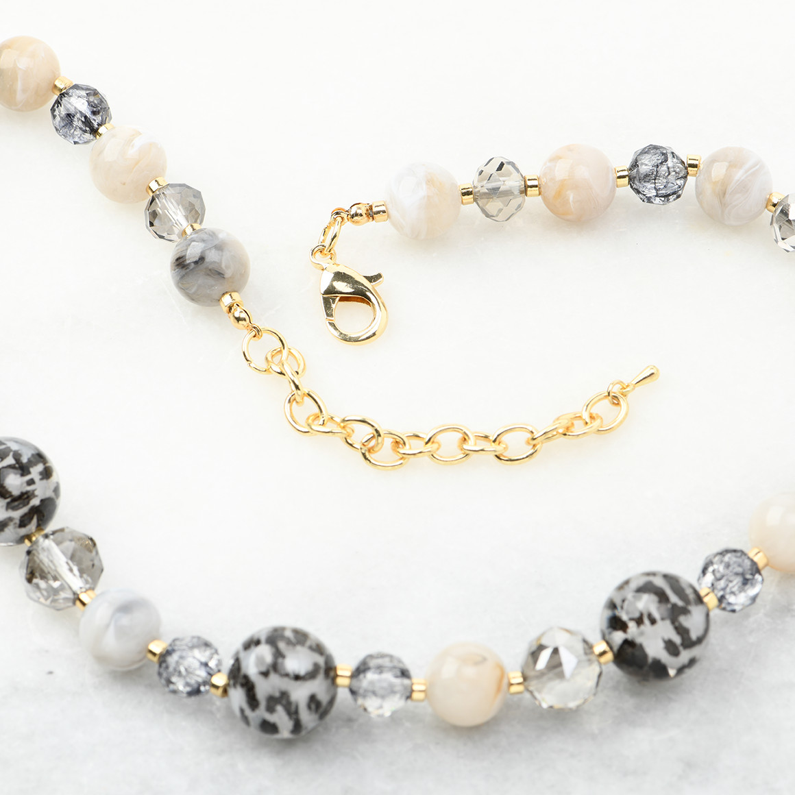 Damesketting met parels
