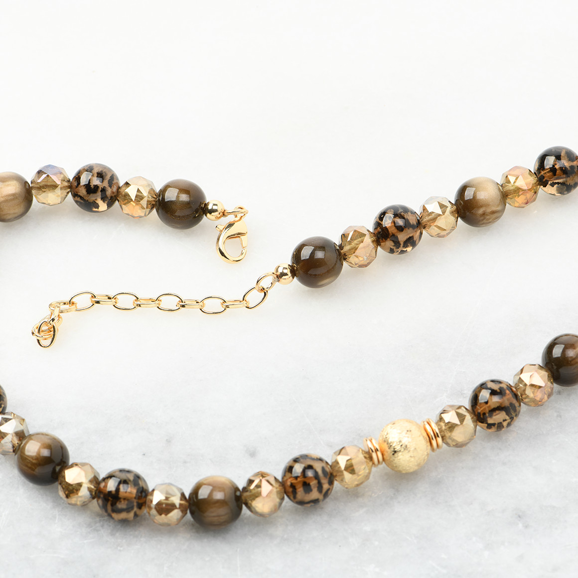 Damesketting met parels