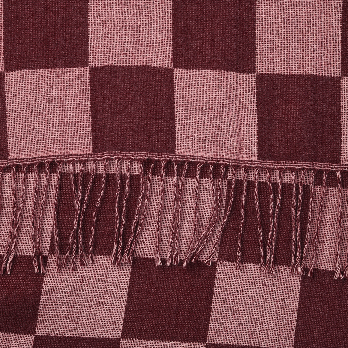 Kuscheldecke in karierter Optik