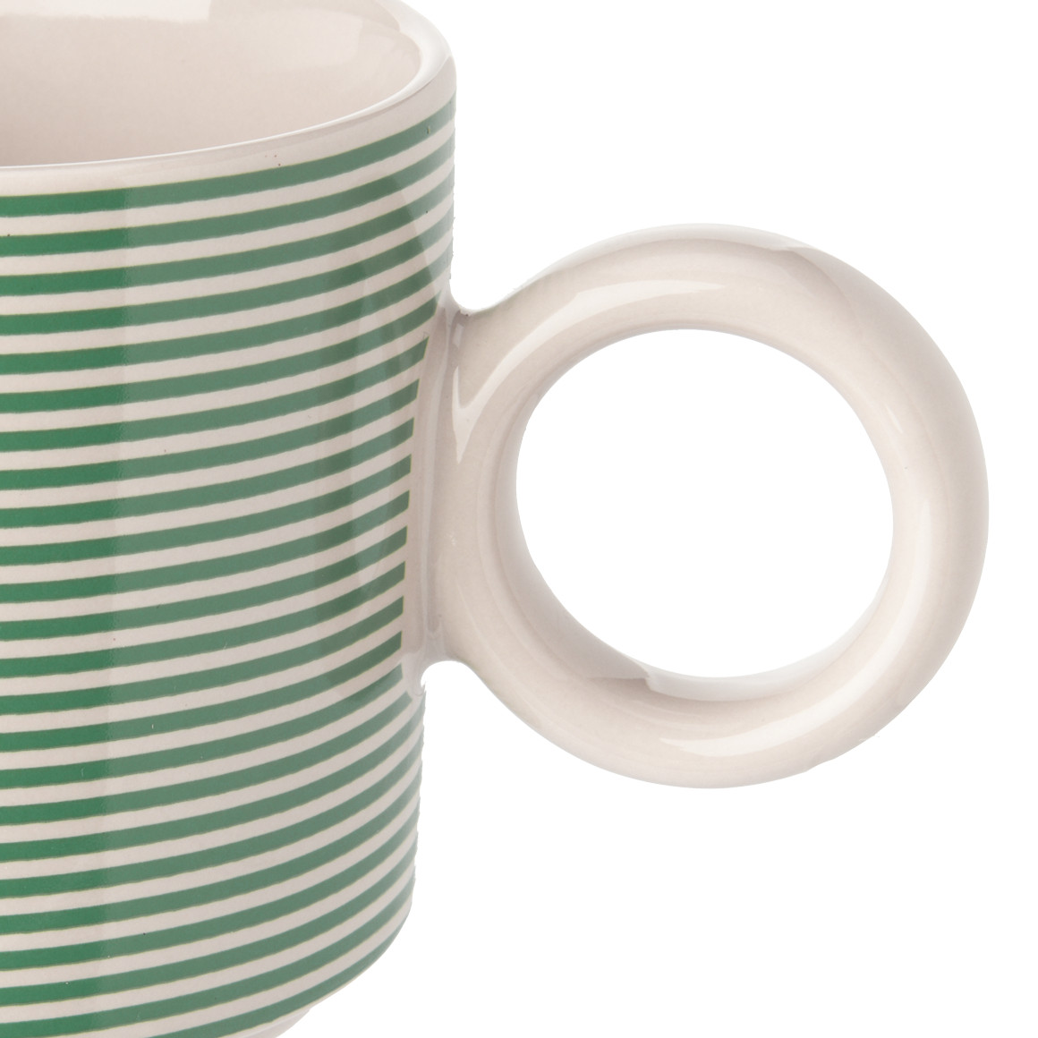 Tasse mit Buchstaben-Motiv