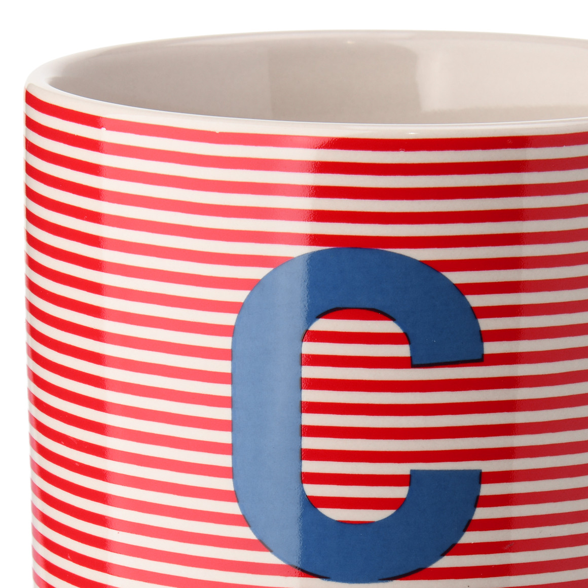 Tasse mit Buchstaben-Motiv