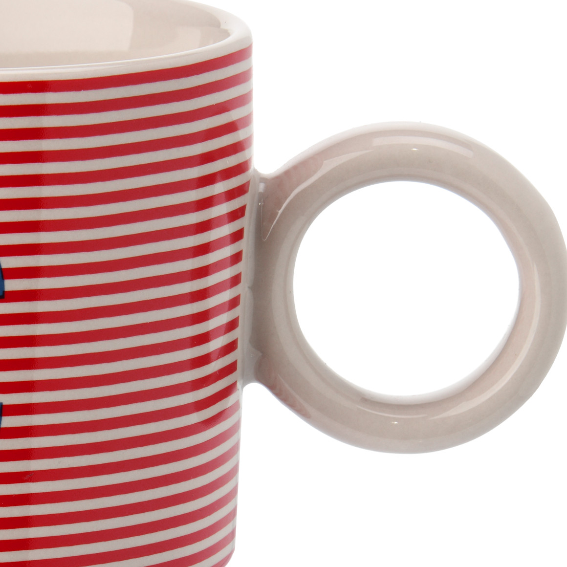 Tasse mit Buchstaben-Motiv
