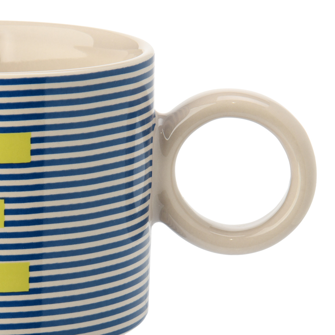 Tasse mit Buchstaben-Motiv