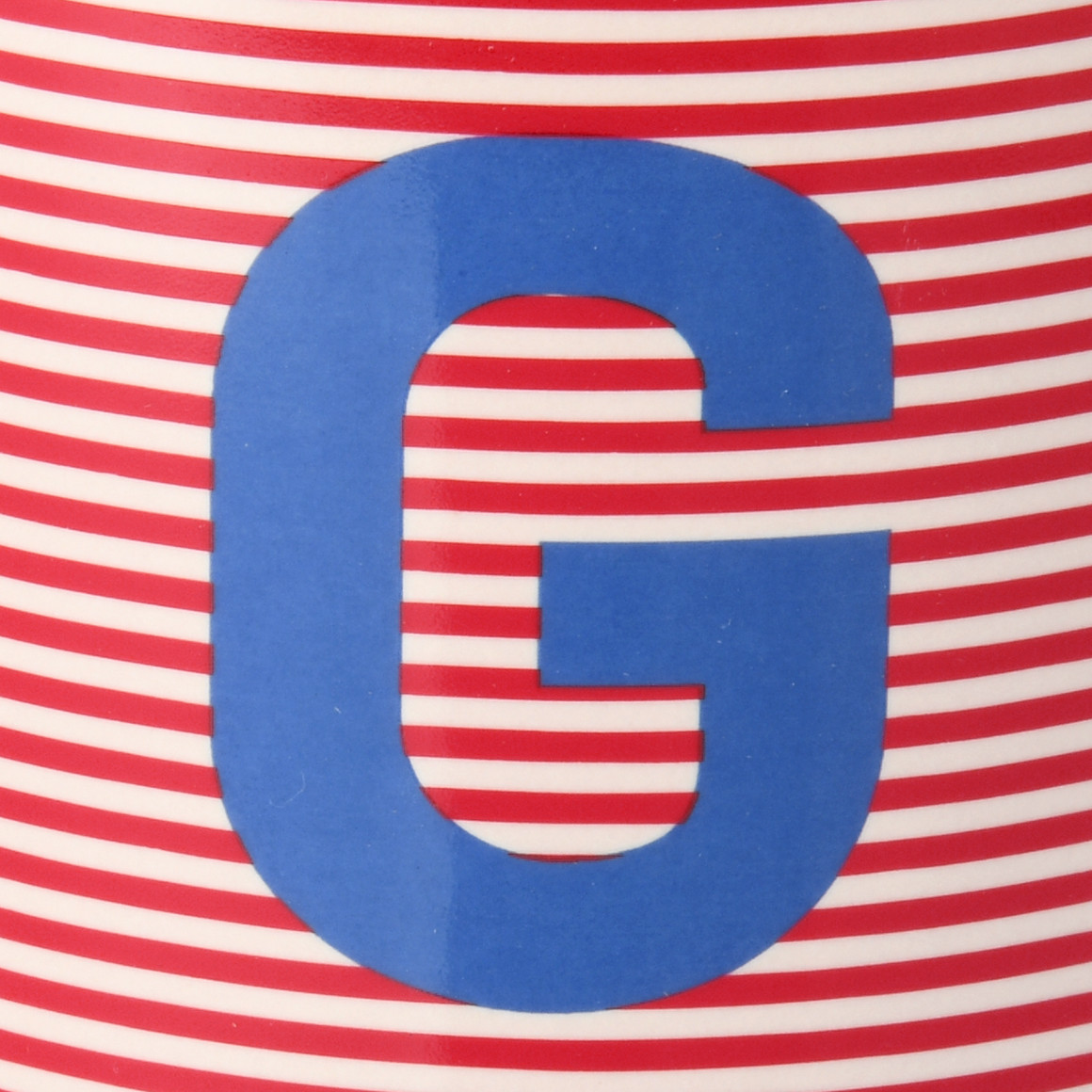 Tasse mit Buchstaben-Motiv