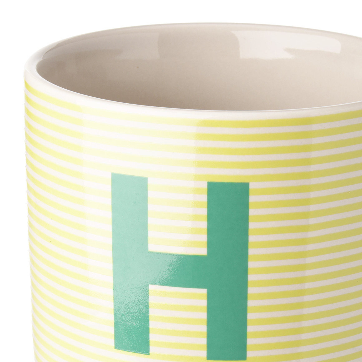 Tasse mit Buchstaben-Motiv