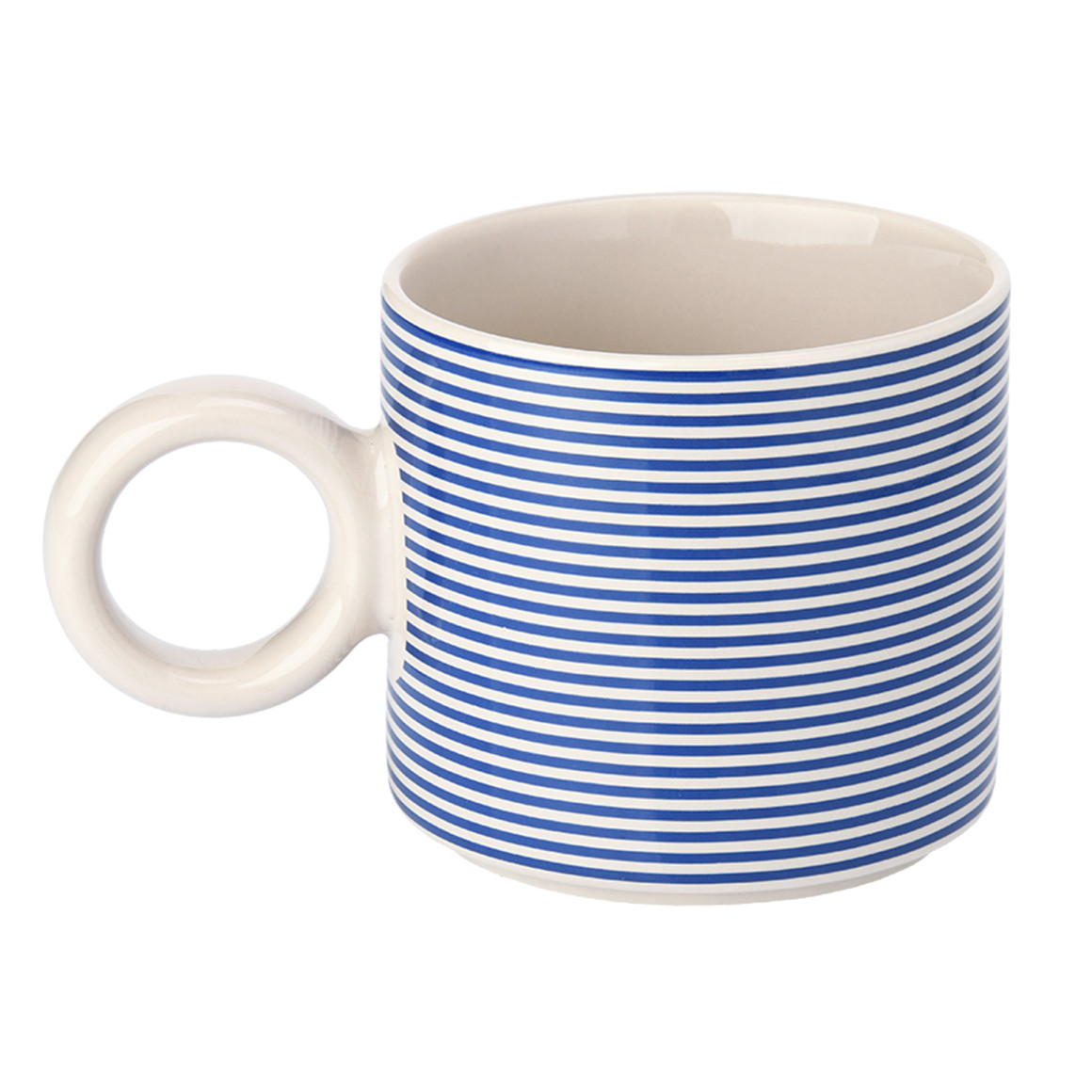 Tasse mit Buchstaben-Motiv