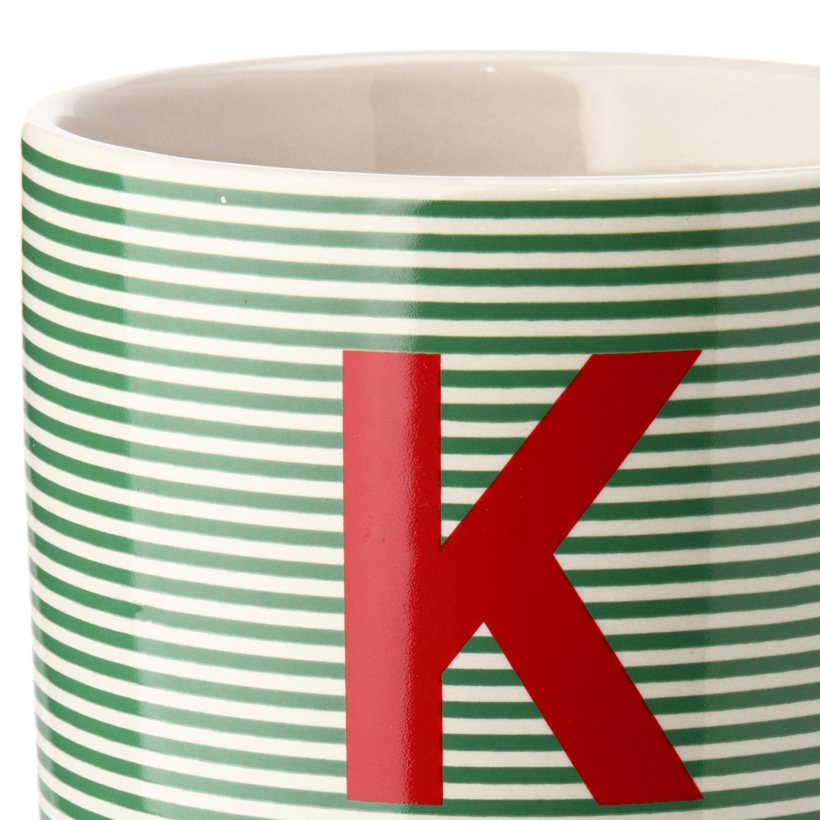Tasse mit Buchstaben-Motiv