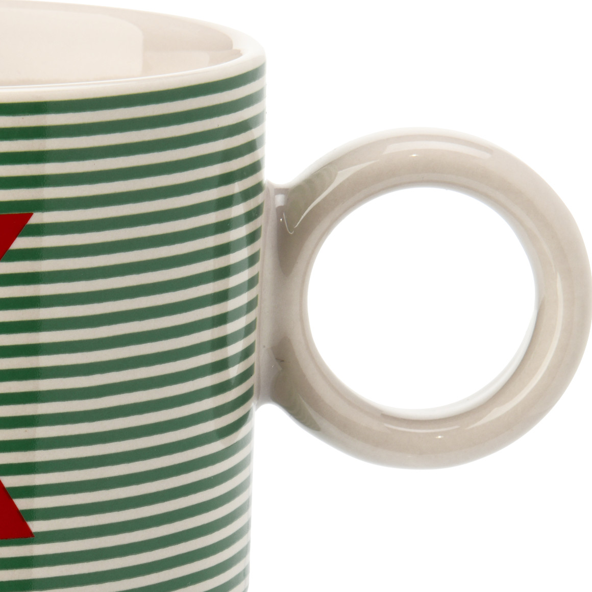 Tasse mit Buchstaben-Motiv