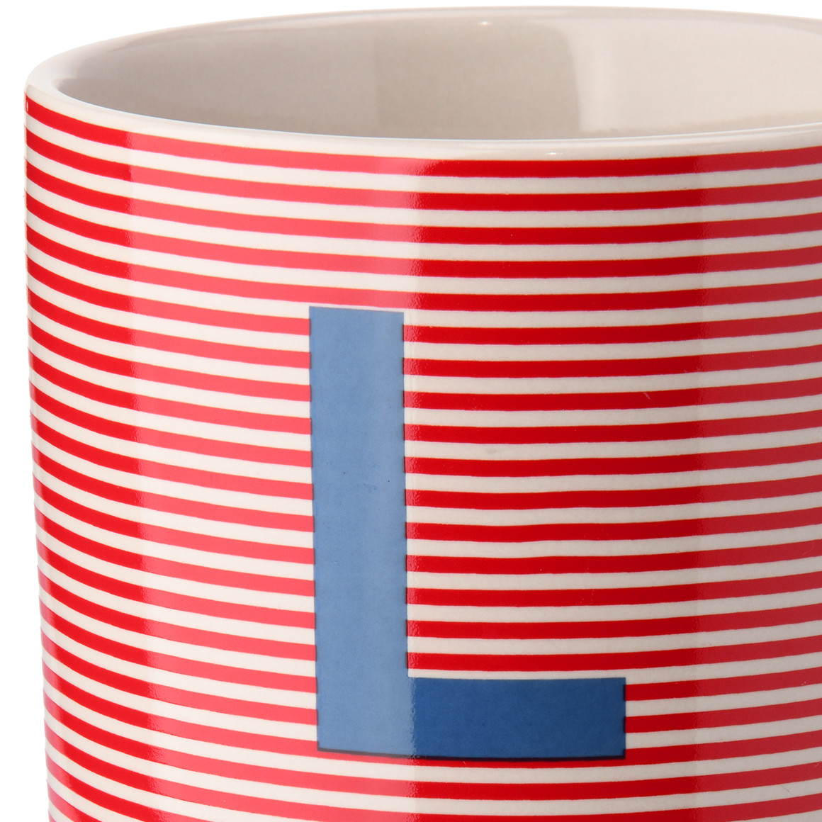 Tasse mit Buchstaben-Motiv