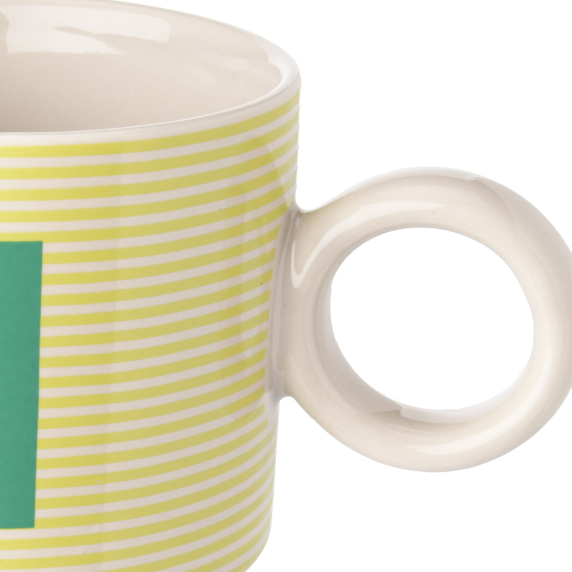 Tasse mit Buchstaben-Motiv