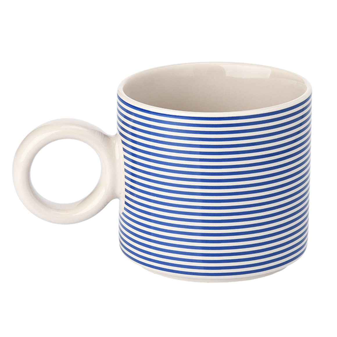 Tasse mit Buchstaben-Motiv