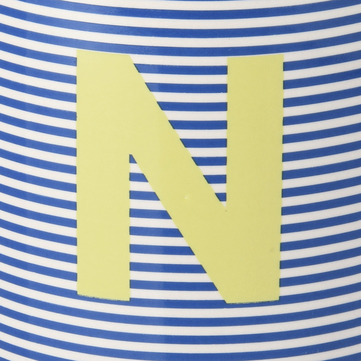 Tasse mit Buchstaben-Motiv