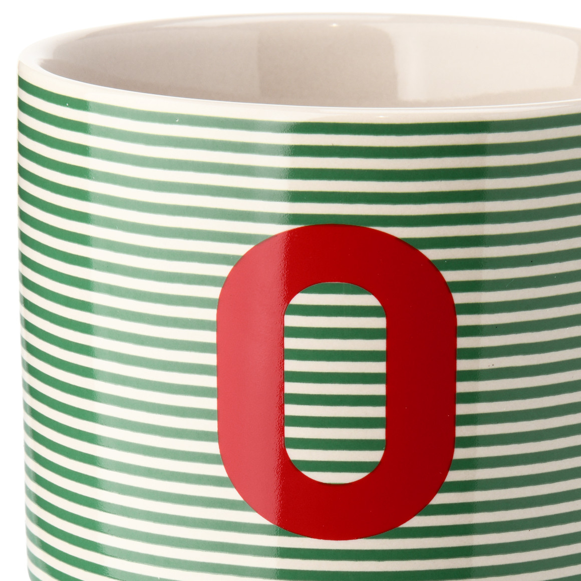 Tasse mit Buchstaben-Motiv