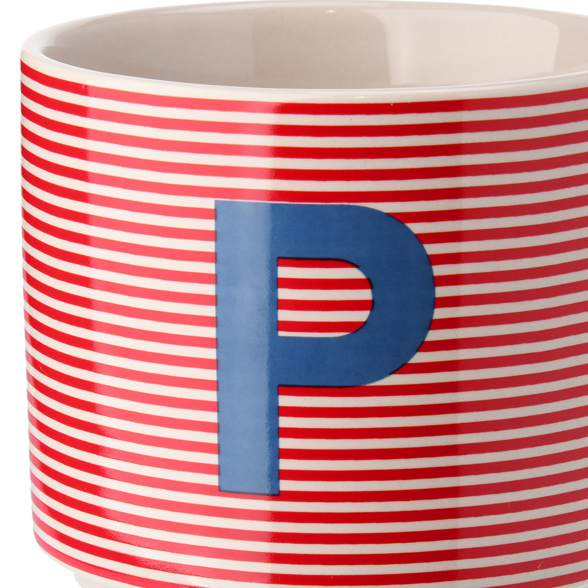 Tasse mit Buchstaben-Motiv