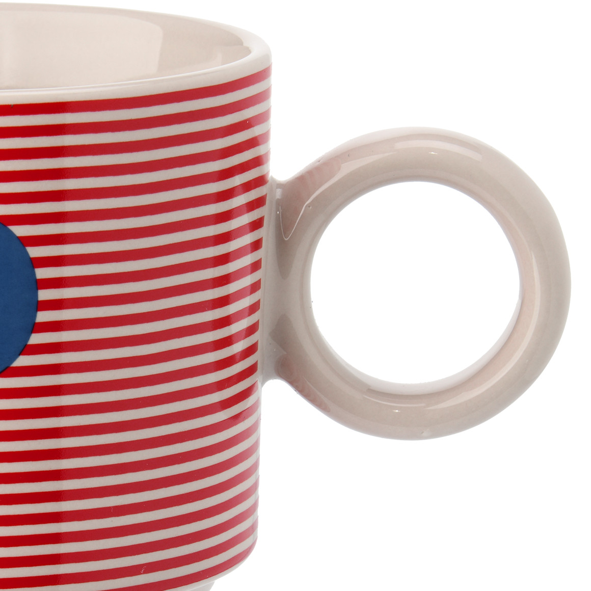 Tasse mit Buchstaben-Motiv