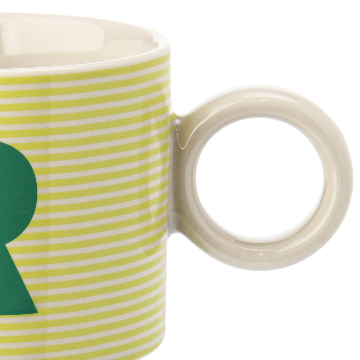 Tasse mit Buchstaben-Motiv
