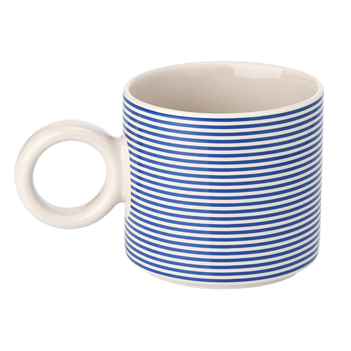 Tasse mit Buchstaben-Motiv