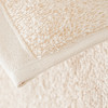 Duschtuch mit grafischer Struktur