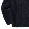 Jungen Strickpullover mit Zopf-Muster 