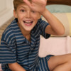 Jungen Shorty im Ringel-Look