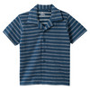 Jungen Shorty im Ringel-Look