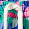 Jungen Shorts im Tropical-Look