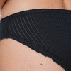 2 Damen Slips mit feiner Struktur
