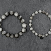 2 damesarmbanden met een matte afwerking