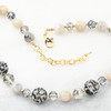 Damesketting met parels