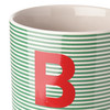 Tasse mit Buchstaben-Motiv