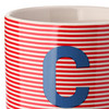 Tasse mit Buchstaben-Motiv
