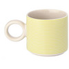 Tasse mit Buchstaben-Motiv
