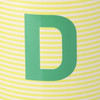Tasse mit Buchstaben-Motiv