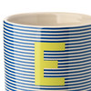 Tasse mit Buchstaben-Motiv
