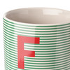 Tasse mit Buchstaben-Motiv