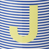 Tasse mit Buchstaben-Motiv