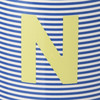 Tasse mit Buchstaben-Motiv
