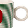 Tasse mit Buchstaben-Motiv