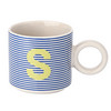 Tasse mit Buchstaben-Motiv